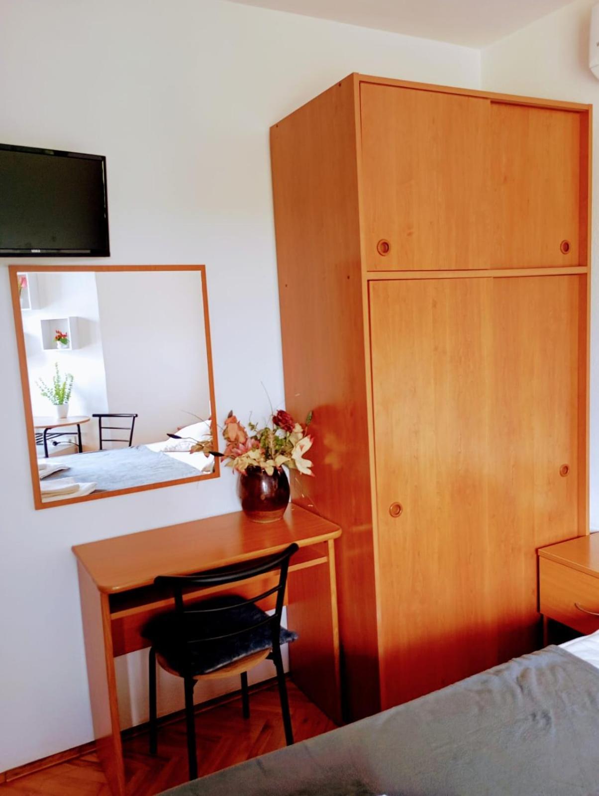 Rooms Helena Krk Town Exterior foto